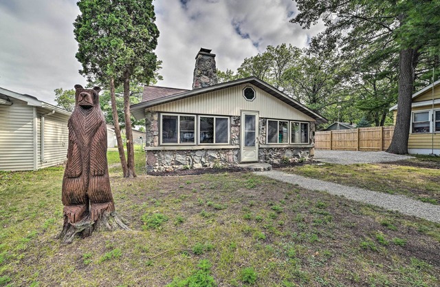 Cozy Prudenville Cabin: Walk to Houghton Lake