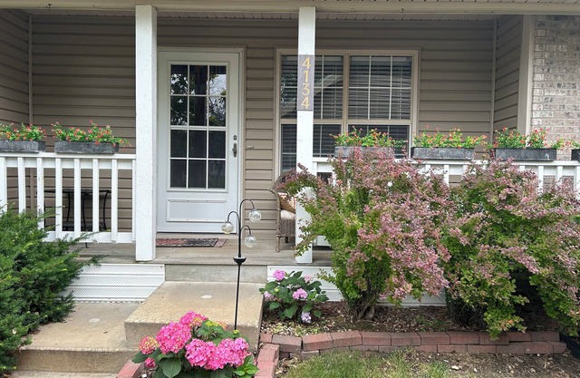 Cozy & Quaint 2 bedroom condo in nice NE Cedar Rapids with AC, WiFi