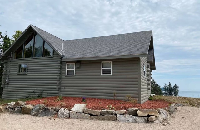 Cozy Quaint 2-bedroom ocean view cabin in peaceful Jonesport with WiFi