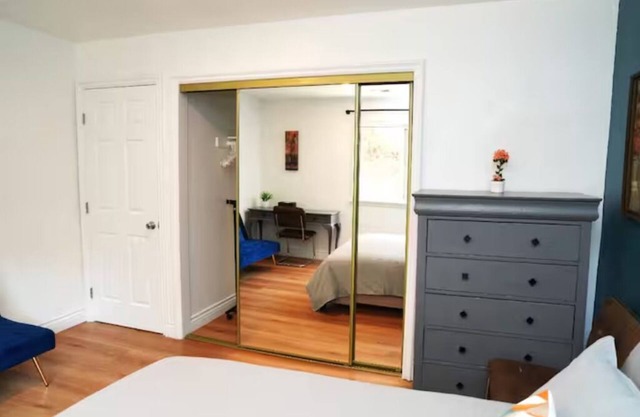 Cozy Queen Room 203 w/Kitchen & Laundry Access