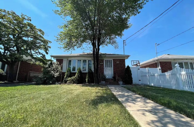 Cozy Queens Retreat w/ Family Amenities & Parking