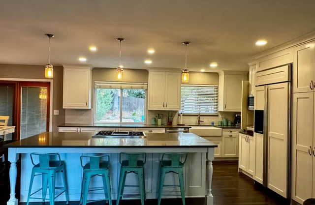 Cozy, Quiet 2-bedroom house in Colorado Springs with WiFi, AC, huge kitchen!