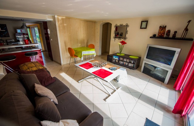 bonito y tranquilo apartamento en propiedad a los pies del luberon (70 m2) + piscina