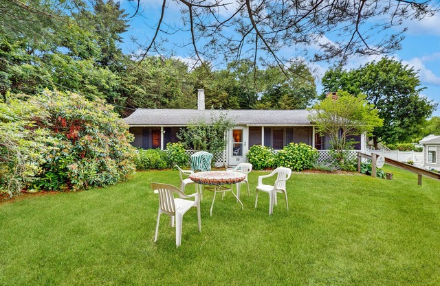 Cozy quiet cottage: just a short walk to beach, AC & screened porch