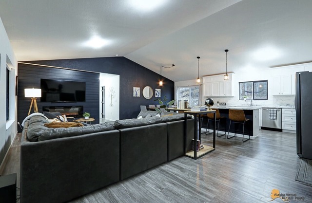 Cozy/Quiet/Private House w/indoor sauna & outdoor firepit, close to great trails
