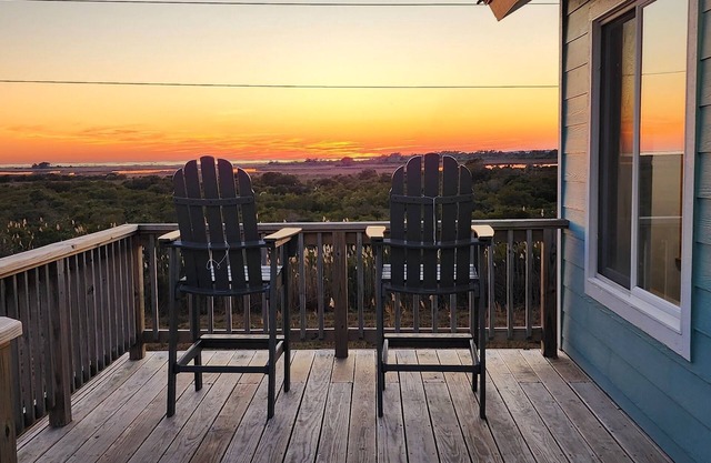 Cozy + Quiet S Nags Head Home- Short walk to beach, gorgeous ocean + sound views