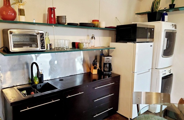 Cozy, quiet studio with AC, heat, laundry and WiFi in lovely Noble