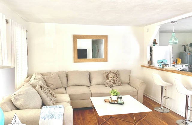 Cozy Ranch Home, Centrally Located near Chicks Beach!