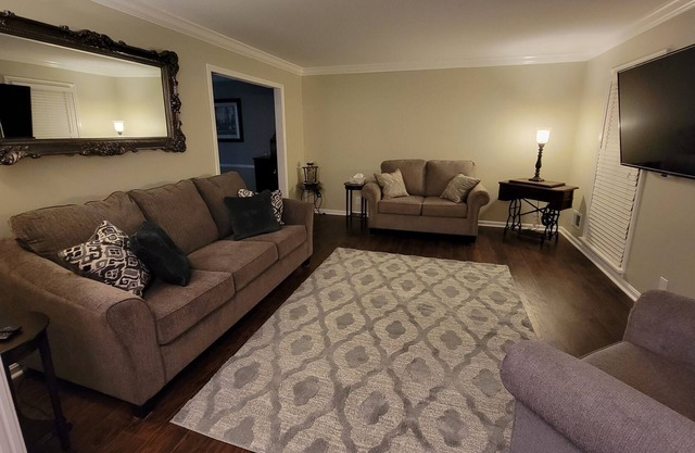 Cozy Ranch house. Centrally located. 4br 3bath. Just minutes to everywhere.