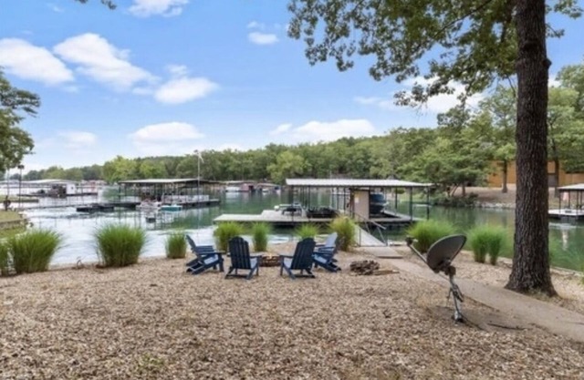 Cozy ranch, peaceful cove, dock space available. Close to restaurants!