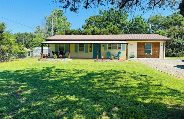 Cozy Ranch Style Home - Minutes from the Lake, with boat parking!