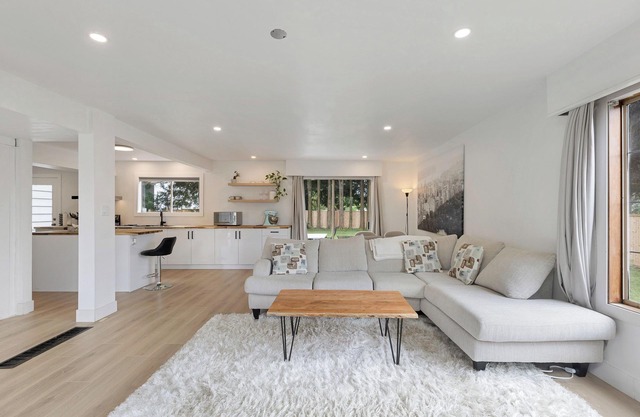 Cozy Rancher with a Big yard close to mountains
