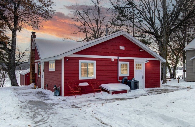 Cozy red cabin on Briggs Lake Chain w/ boat house