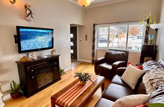 Cozy, Relaxing Family-Sized House/near the ferry, parks, shopping & downtown!
