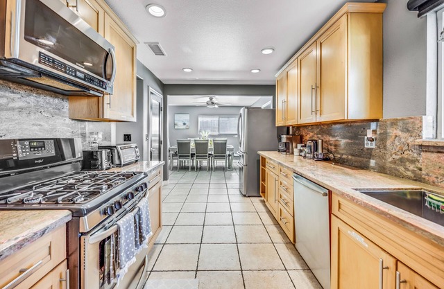 Cozy & Relaxing Getaway Home 5 mins to Disneyland