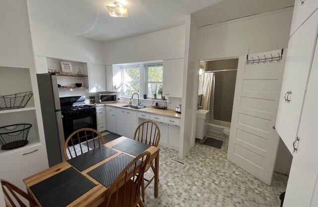 Cozy remodeled 1 bedroom near Drake U and downtown