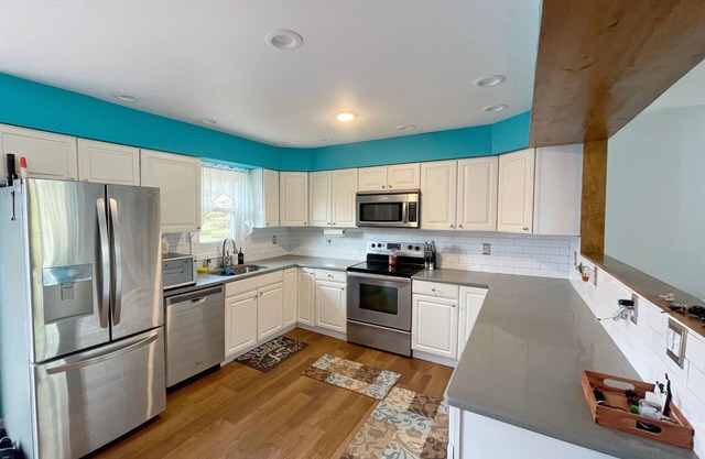 Cozy remodeled raised ranch located near beaches and wineries
