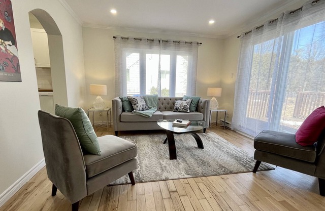 Cozy renovated cottage 3bdr by the water in Pincourt, only 30 km from Montreal.