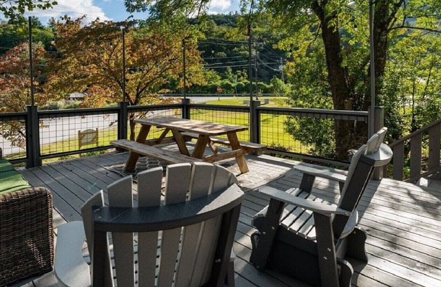 CHIMNEY ROCK VIEW 2 bedroom cottage in Lake Lure, pet friendly.