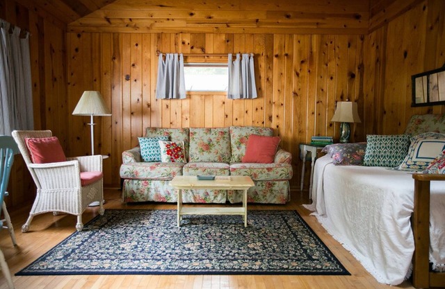Cozy Resort Cottage, 1 Minute Walk to Private Beach, Dock