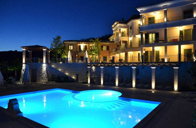 Cozy resort with rooms and apartments equipped with all comforts.