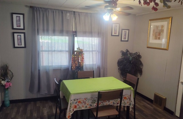 Cozy Retreat 1-bedroom house in lovely Cedar Rapids with WiFi, AC