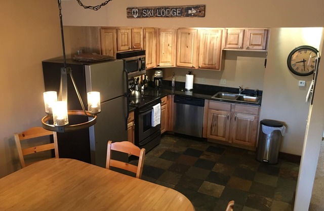 Recientemente renovado - 2bd / 2ba condo (para 6)