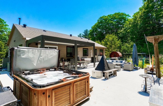 Cozy retreat cottage, Hot Tub,Outdoor Sauna,Fire Pit, 3minute walk private beach