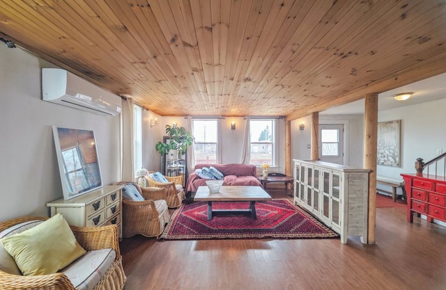 Cozy retreat located near the beautiful Brackley Bay! Pet-Friendly!