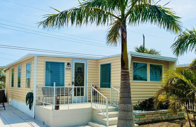 Cozy retreat, near some of the best Florida beaches!