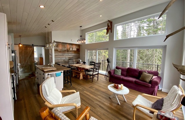 Cozy retreat on the lake.