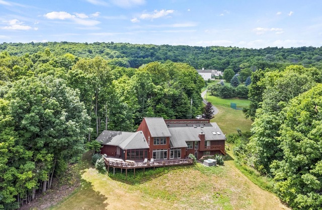 Cozy Retreat overlooking Canadaigua Lake w Hot Tub