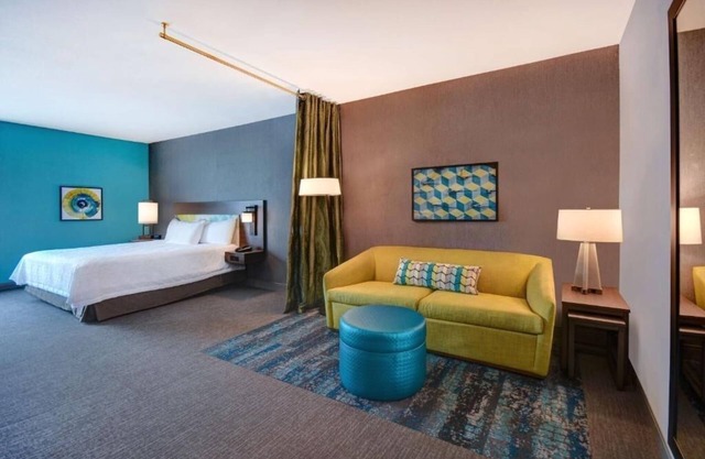 Cozy Retreat: Pool, Kitchen, Free Breakfast, and Parking for Your Comfort!