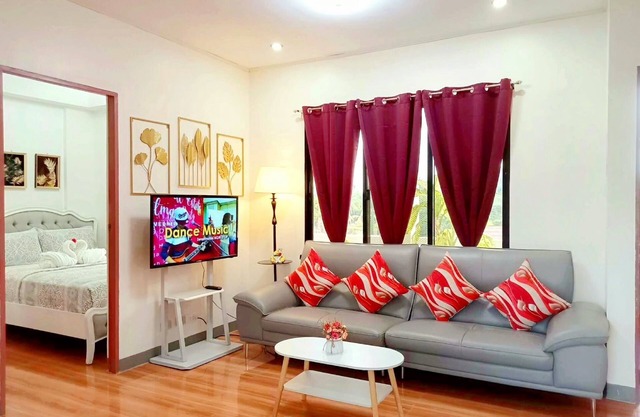 Cozy Retreat w/ Full Kitchen & Balcony + Garden View