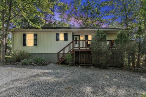 Cozy Retreat w Hot Tub Firepit & Grill near Bryce