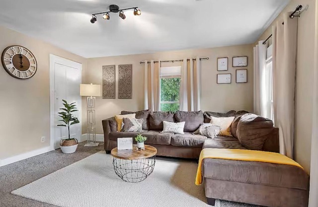 Cozy Retreat – Walk to the Lake!
