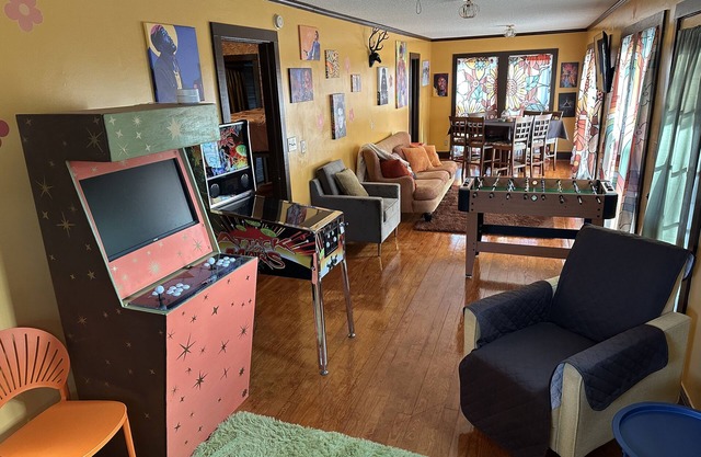 Cozy Retro Game Filled Ranch Near Downtown