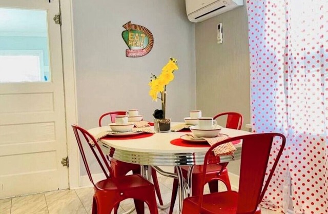 Cozy Retro Retreat in Honor Heights