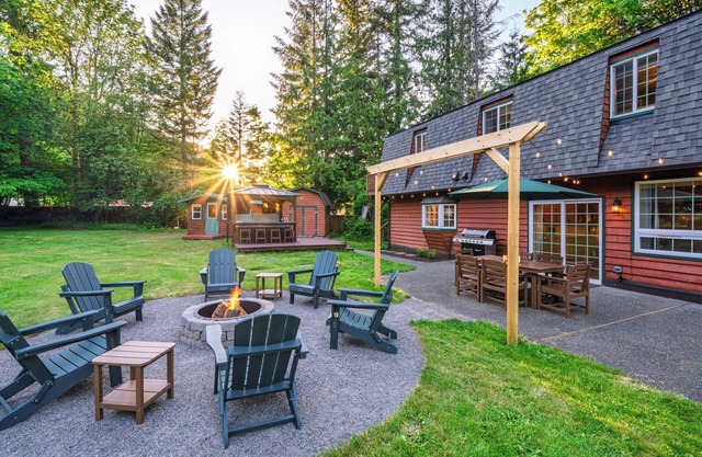 Cozy River Cabin - Sleeps 12 - Hot Tub - EV - Trails & Stevens Pass Nearby
