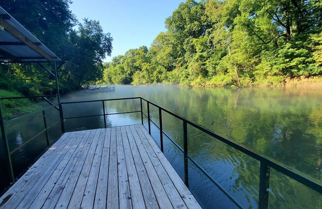 Cozy riverfront cabin! Great fishing & fun for the whole family.