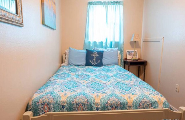 COZY RIVERFRONT HOUSE / SLEEPS 6 W/ W+D