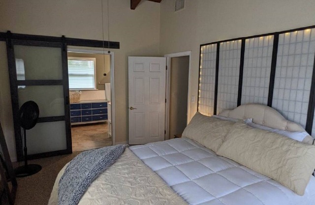 Cozy riverside lodge on the edge of Bradenton and Sarasota