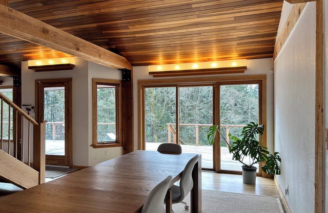 Cozy riverview lodge in Stevenson w/AC & WiFi — Sleeps 12