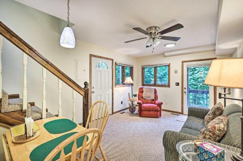 Cozy Roan Mountain Cabin with Private Balcony!