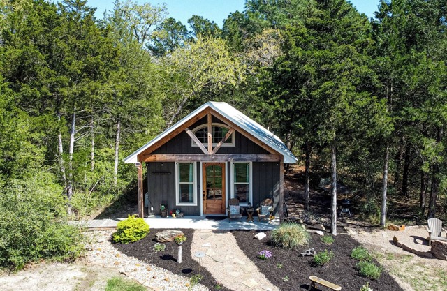 Cozy, romantic 1 bedroom cottage near Smithville