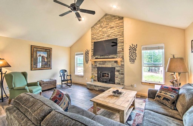 Cozy Ronald Retreat with Community Amenities!
