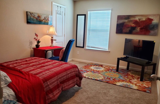 Cozy room/bath in captivating Cartersville. Close to Hyundi plant, Piedmont Hosp