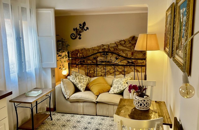Cozy Room Gecko. With full bathroom, kitchenette, and independent access.