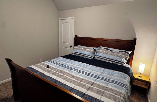 Cozy Room In Fantastic Cypress with Wi-Fi, AC.