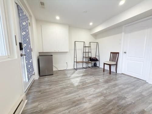 Cozy room with private bath near Don Mills Subway